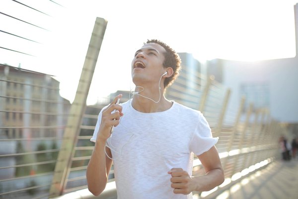 Transformez votre quotidien : soulagez les douleurs dorsales liées au télétravail grâce à des étirements journaliers.